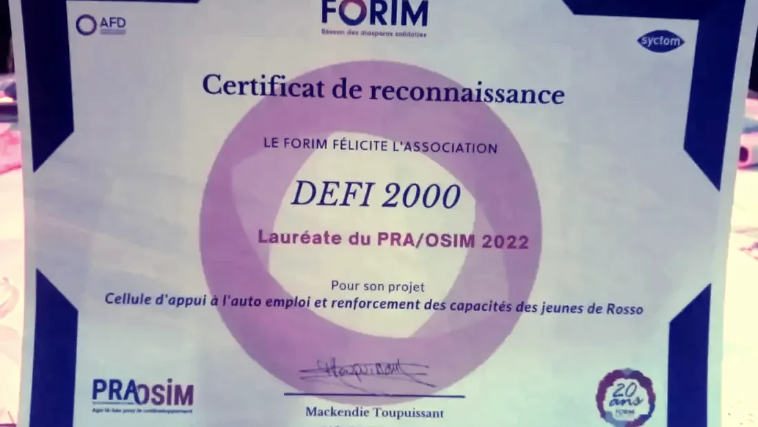 Certificat de reconnaissance du FORIM décernant à DEFI 2000 le prix PRA/OSIM 2022 pour la cellule d’appui à l’auto-emploi des jeunes de Rosso