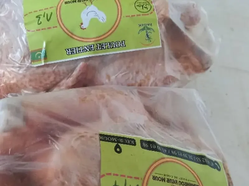 Poulets entiers conditionnés et étiquetés « Canabarou Keur Mour », prêts à être commercialisés