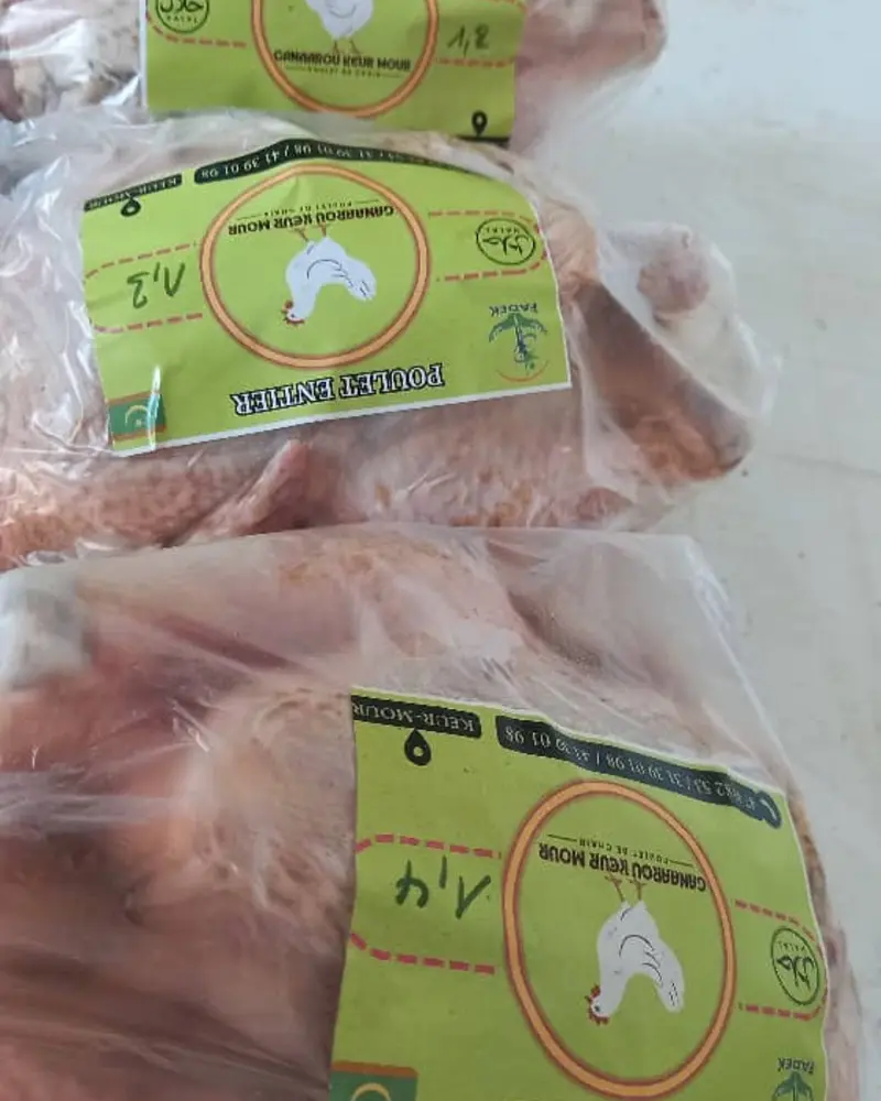 Poulets entiers conditionnés et étiquetés « Canabarou Keur Mour », prêts à être commercialisés