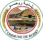 Sceau officiel de la commune de Rosso, en arabe et en français, représentant une case traditionnelle et une pirogue au bord du fleuve