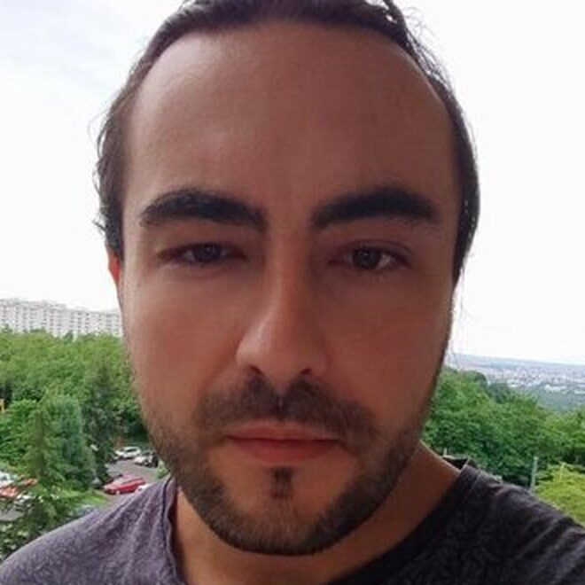 Portrait d’Adrien Laporte, webmaster du site de DEFI 2000, en extérieur