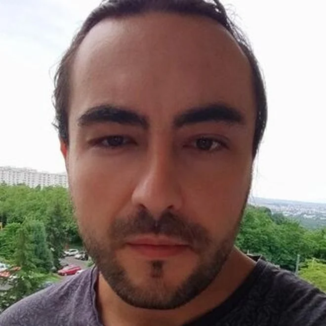 Portrait d’Adrien Laporte, webmaster du site de DEFI 2000, en extérieur